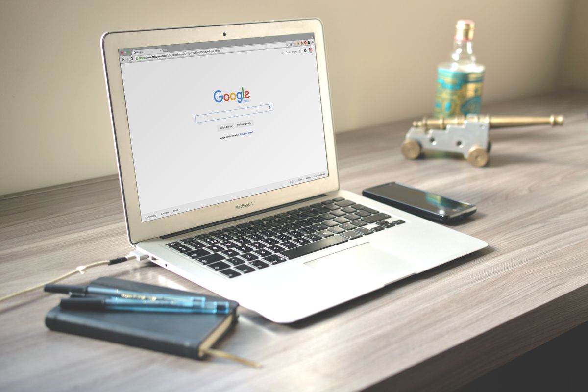 Herramientas digitales y portatil en la mesa de un agente