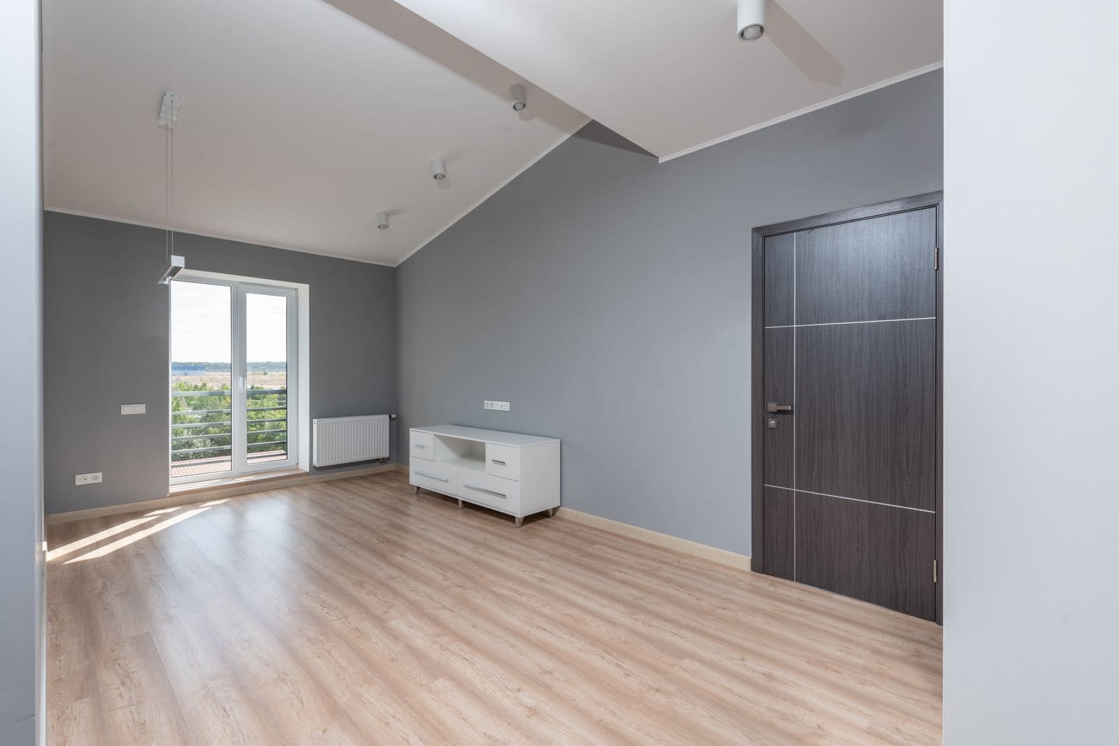 An empty apartment room awaiting a new tenant