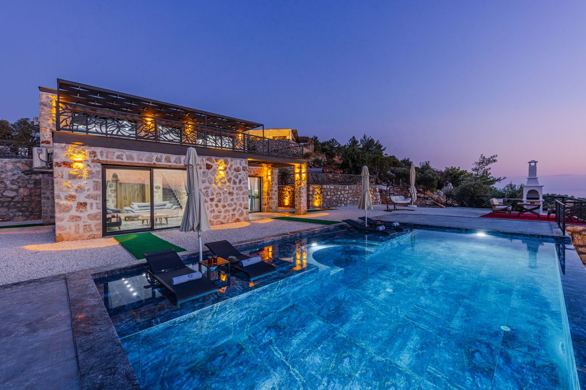 A luxury villa with an infinity pool on the Costa del Sol