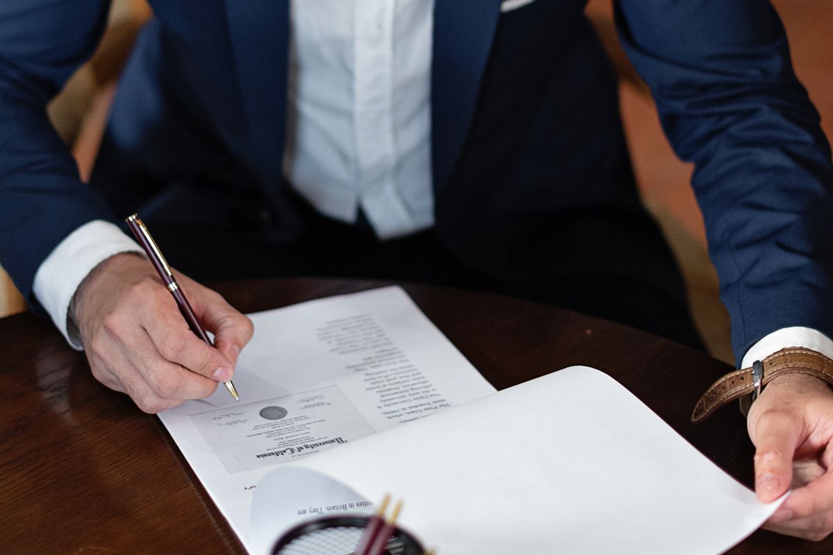 Signing a Spanish rental agreement under the new rent-cap law