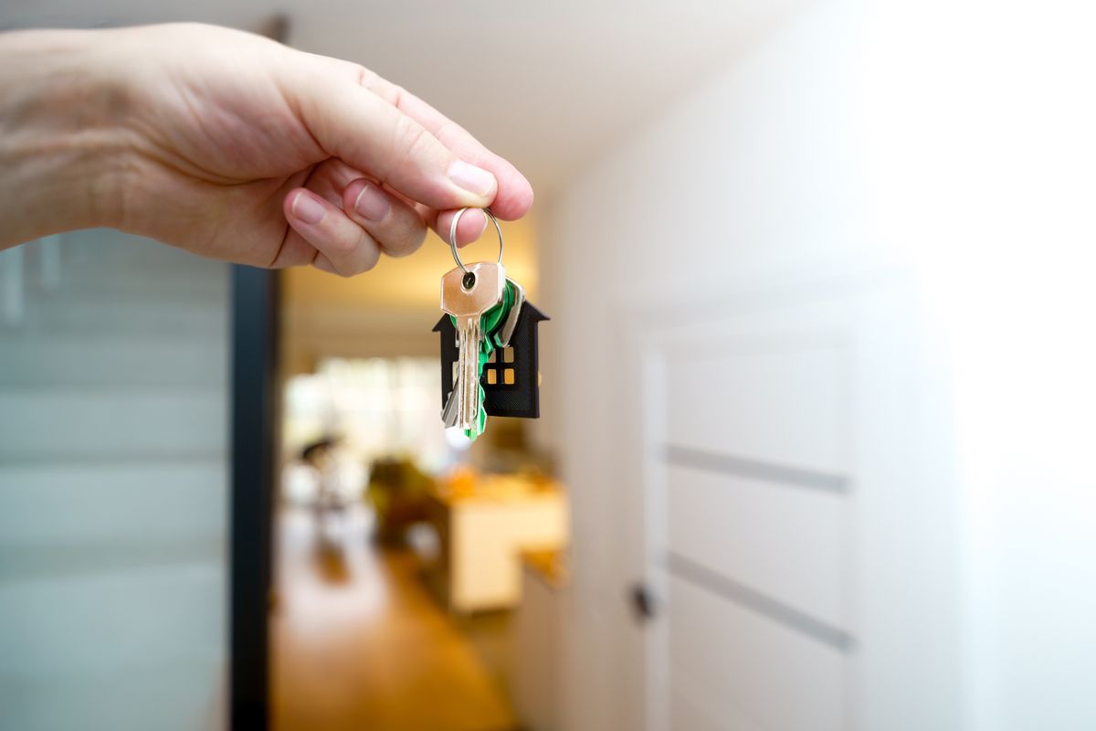Handing over apartment keys - getting a tourist rental licence in Andalucia