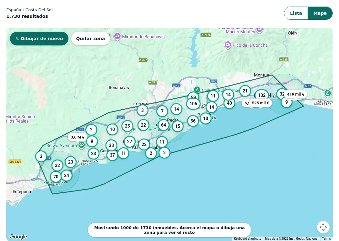 El mapa de PropertyList en un ordenador con un contorno dibujado a lo largo de la costa entre Marbella y Estepona. El número de resultados sobre el mapa muestra las viviendas que hay dentro del contorno.