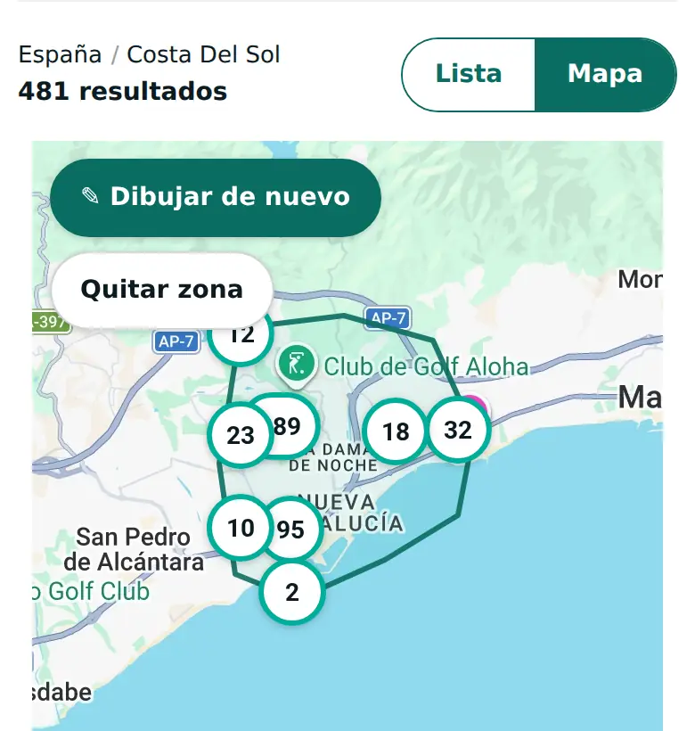 El mapa de PropertyList en un móvil, con una zona perfilada cerca de Marbella. El número de resultados sobre el mapa muestra las viviendas que hay dentro.