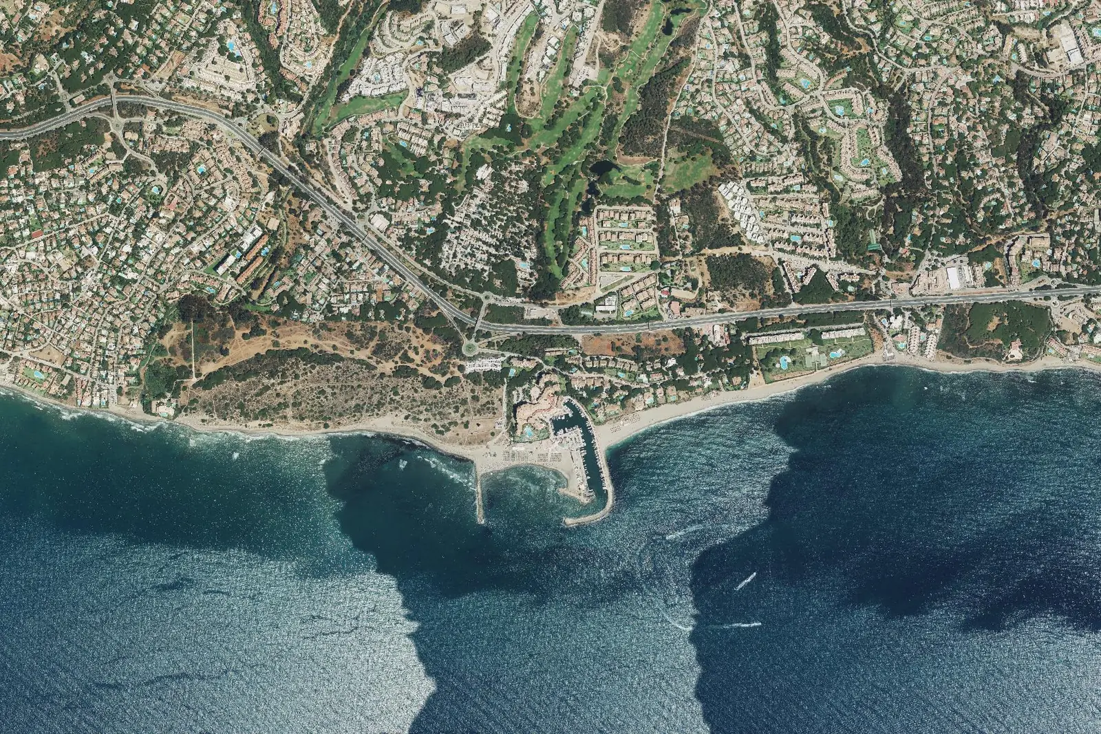 Cabopino desde el aire en 2022