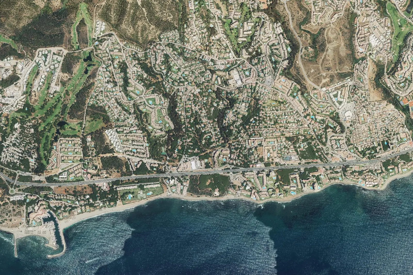 Calahonda desde el aire en 2022
